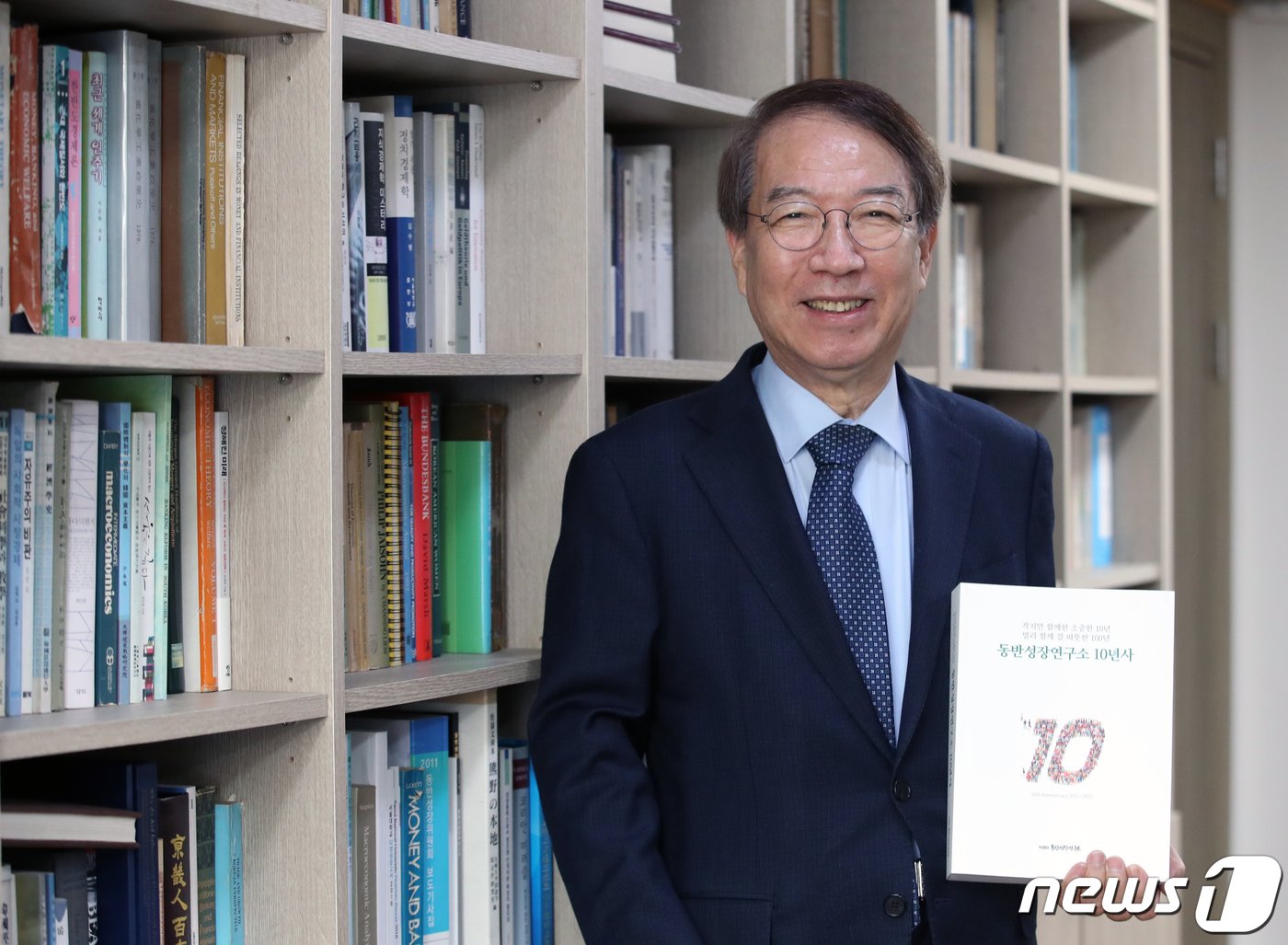 본문 이미지 - 정운찬 동반성장연구소 이사장이 19일 서울 관악구 동반성장연구소에서 뉴스1과 인터뷰를 하고 있다. 2022.10.19/뉴스1 ⓒ News1 송원영 기자