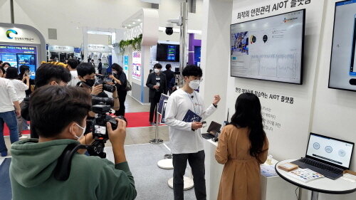 본문 이미지 - 이삭엔지니어링 IoT 부서 송진호 전임이 인터뷰를 하는 모습(이삭엔지니어링 제공)