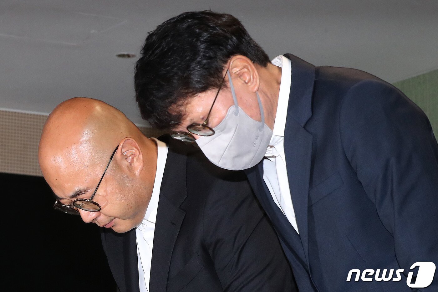 본문 이미지 - 남궁훈, 홍은택 카카오 각자대표가 19일 오전 경기 성남시 카카오 아지트에서 열린 판교 데이터센터 화재로 인한 서비스 장애 사태 관련 기자회견에서 이용자들에게 고개 숙여 사과하고 있다. 2022.10.19/뉴스1 ⓒ News1 민경석 기자