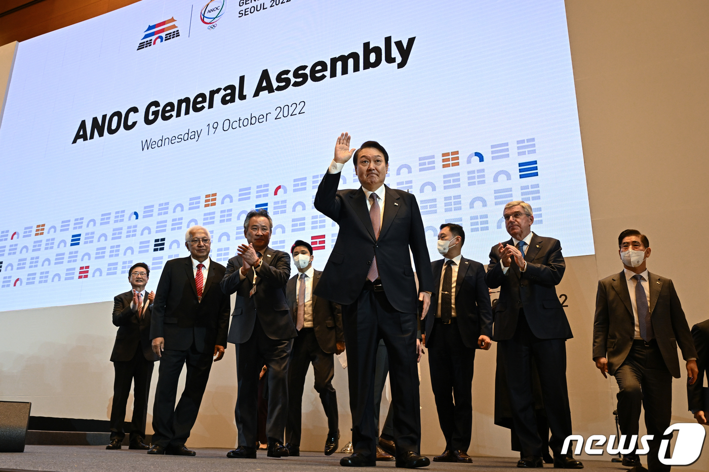 (서울=뉴스1) 안은나 기자 = 윤석열 대통령이 19일 서울 강남구 코엑스에서 열린 제26차 국가올림픽위원회연합회(ANOC) 서울 총회에서 기조연설을 마친 후 퇴장하며 손을 들어 …