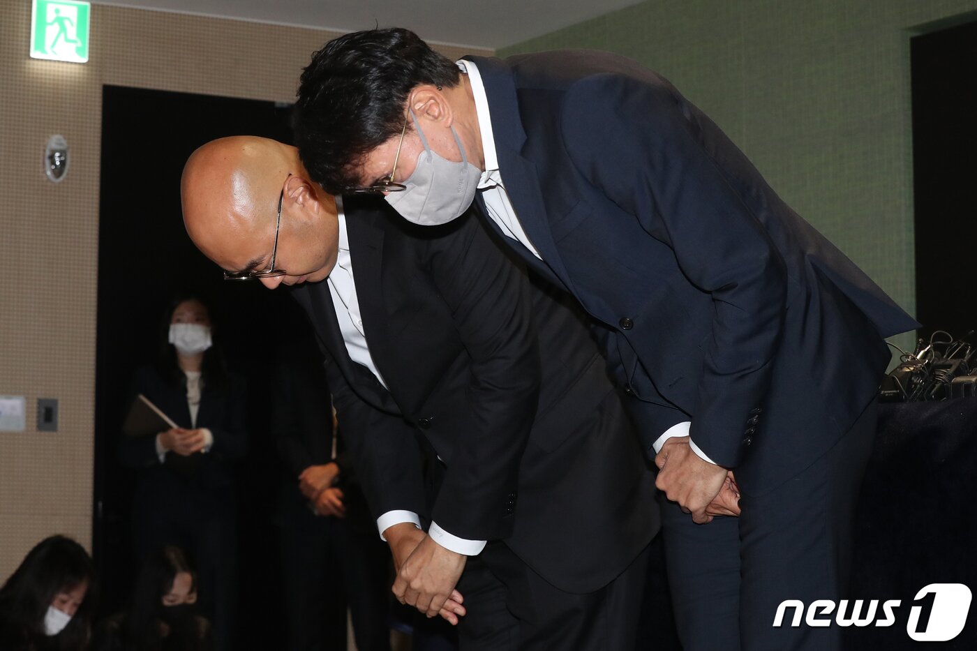 본문 이미지 - 남궁훈, 홍은택 카카오 각자대표가 19일 오전 경기 성남시 카카오 아지트에서 열린 판교 데이터센터 화재로 인한 서비스 장애 사태 관련 기자회견에서 이용자들에게 고개 숙여 사과하고 있다. 2022.10.19/뉴스1 ⓒ News1 민경석 기자