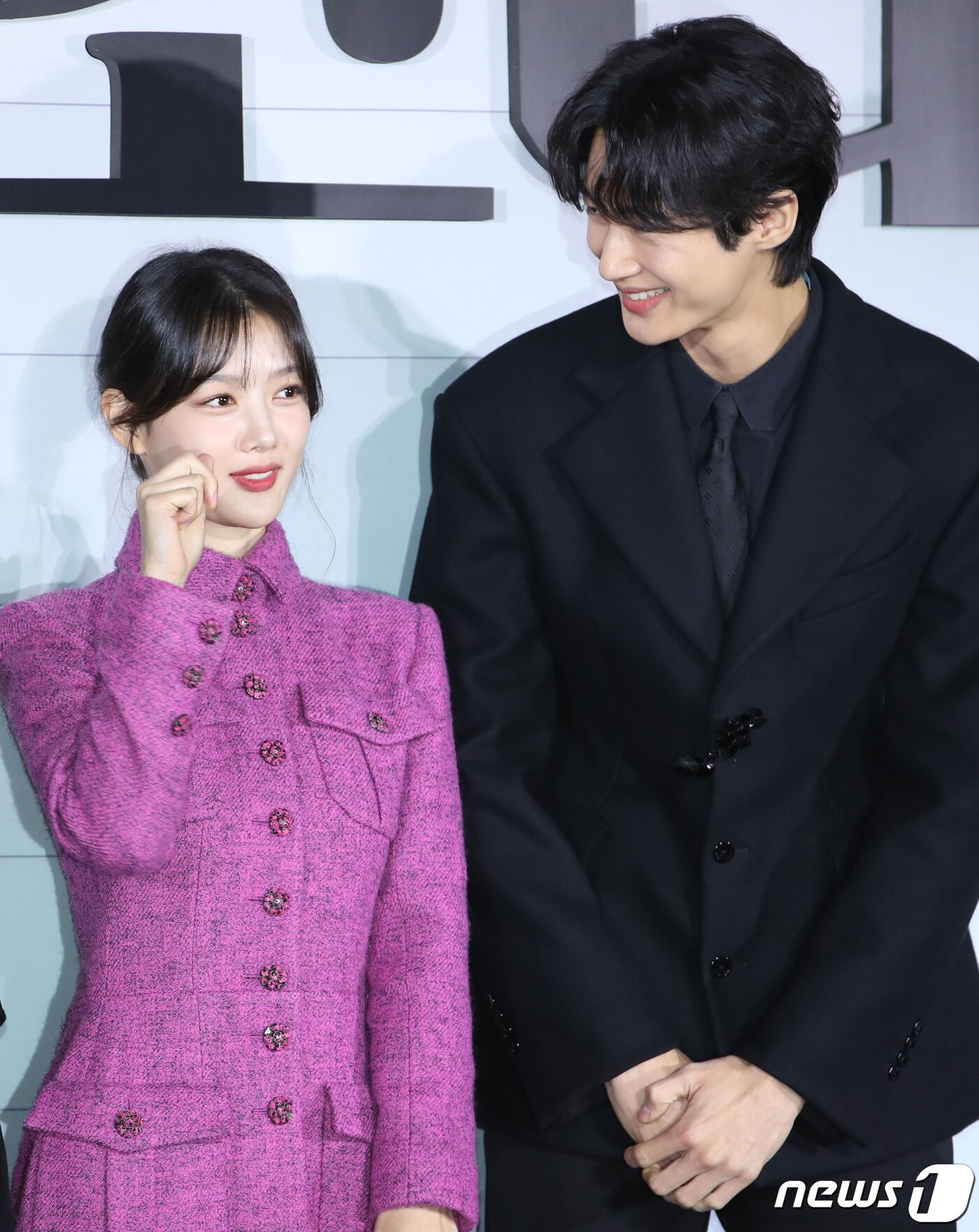 본문 이미지 - 배우 변우석(오른쪽)이 19일 오전 서울 용산 아이파크몰CGV에서 진행된 넷플릭스 영화 '20세기 소녀' 제작보고회에서 김유정을 바라보며 환한 미소를 짓고 있다. '20세기 소녀'는 어느 겨울 도착한 비디오 테이프에 담긴 1999년의 기억, 17세 소녀 나보라(김유정 분)가 절친 김연두(노윤서)의 첫사랑을 이루어주기 위해 사랑의 큐피트를 자처하며 벌어지는 첫사랑 관찰 로맨스다. 2022.10.19/뉴스1 ⓒ News1 권현진 기자