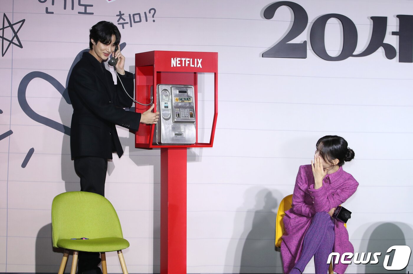 본문 이미지 - 배우 변우석(왼쪽)이 19일 오전 서울 용산 아이파크몰CGV에서 진행된 넷플릭스 영화 '20세기 소녀' 제작보고회에서 20세기 감성 포즈를 취하고 있다. '20세기 소녀'는 어느 겨울 도착한 비디오 테이프에 담긴 1999년의 기억, 17세 소녀 나보라(김유정 분)가 절친 김연두(노윤서)의 첫사랑을 이루어주기 위해 사랑의 큐피트를 자처하며 벌어지는 첫사랑 관찰 로맨스다. 2022.10.19/뉴스1 ⓒ News1 권현진 기자