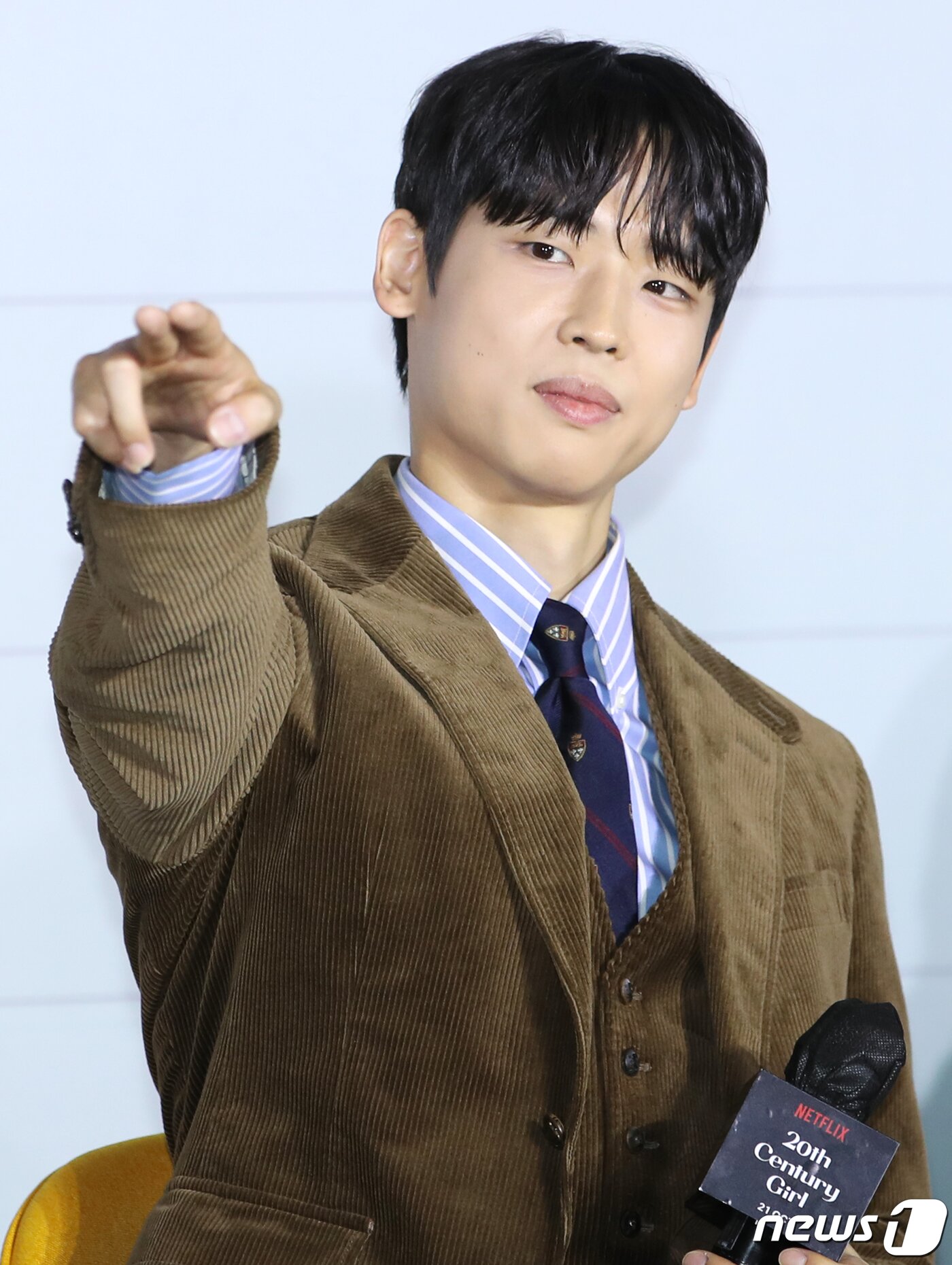 본문 이미지 - 배우 박정우가 19일 오전 서울 용산 아이파크몰CGV에서 진행된 넷플릭스 영화 '20세기 소녀' 제작보고회에서 20세기 감성 포즈를 취하고 있다. '20세기 소녀'는 어느 겨울 도착한 비디오 테이프에 담긴 1999년의 기억, 17세 소녀 나보라(김유정 분)가 절친 김연두(노윤서)의 첫사랑을 이루어주기 위해 사랑의 큐피트를 자처하며 벌어지는 첫사랑 관찰 로맨스다. 2022.10.19/뉴스1 ⓒ News1 권현진 기자