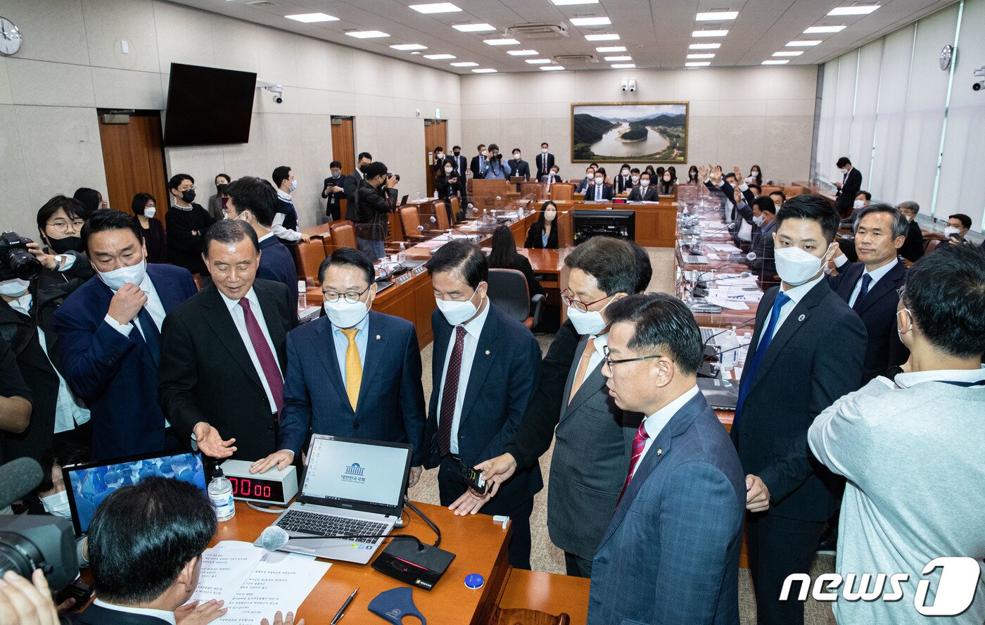 본문 이미지 - 소병훈 국회 농림축산식품해양수산위원회 위원장이 19일 오전 서울 여의도 국회에서 열린 농림축산식품해양수산위원회 전체회의에서 양곡관리법 개정안을 표결에 붙이고 있다. 오른쪽 뒷편에서 더불어민주당 의원들이 거수하고 있다. 2022.10.19/뉴스1 ⓒ News1 이재명 기자