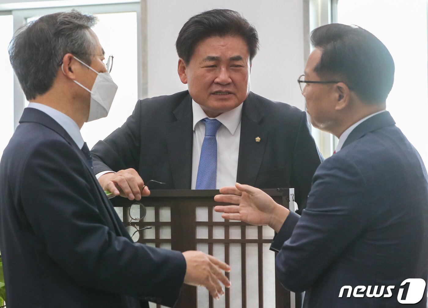 본문 이미지 - 소병훈 국회 농해수위원장(가운데)과 이양수 국민의힘 간사(오른쪽), 김승남 더불어민주당 간사가 19일 서울 여의도 국회에서 열릴 농림축산식품해양수산위원회 전체회의에 앞서 양곡관리법 개정안을 놓고 논의하고 있다.  2022.10.19/뉴스1 ⓒ News1 허경 기자