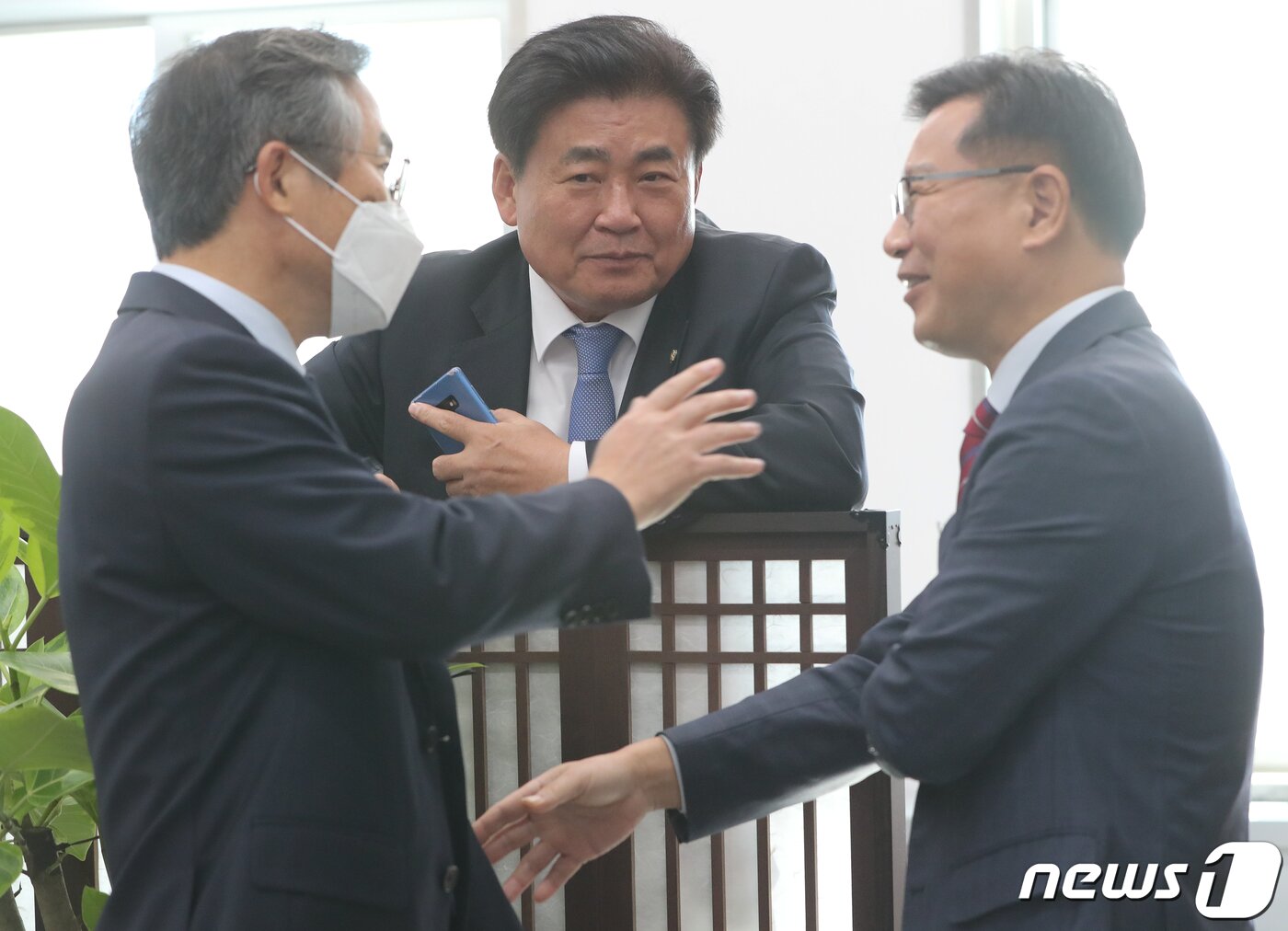 본문 이미지 - 소병훈 국회 농해수위원장(가운데)과 이양수 국민의힘 간사(오른쪽), 김승남 더불어민주당 간사가 19일 서울 여의도 국회에서 열릴 농림축산식품해양수산위원회 전체회의에 앞서 양곡관리법 개정안을 놓고 논의하고 있다.  2022.10.19/뉴스1 ⓒ News1 허경 기자