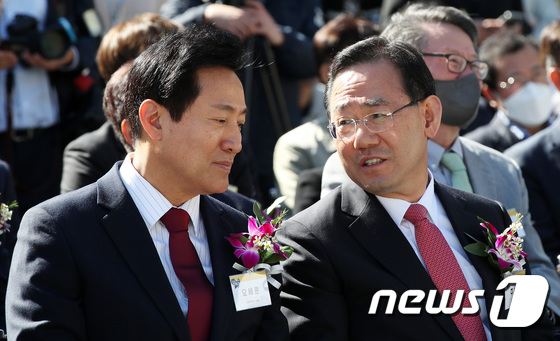 주호영 국민의힘 원내대표(오른쪽)와 오세훈 서울시장. /뉴스1 © News1 박지혜 기자