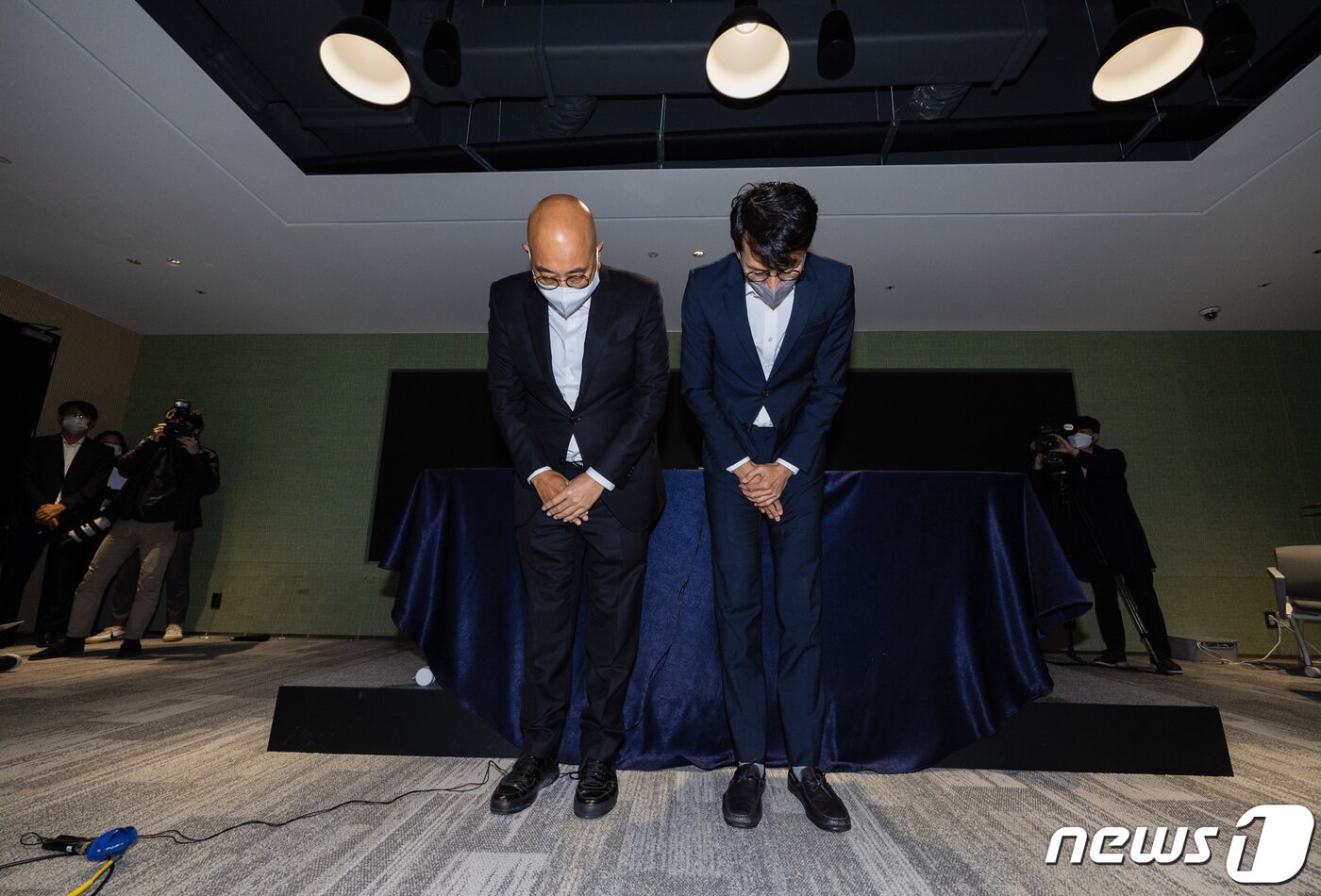 본문 이미지 - 남궁훈(왼쪽), 홍은택 카카오 각자대표가 19일 경기도 성남시 카카오 판교아지트에서 '대규모 서비스 장애' 사태 관련 대국민 사과를 하고 있다. (공동취재) 2022.10.19/뉴스1 ⓒ News1 민경석 기자