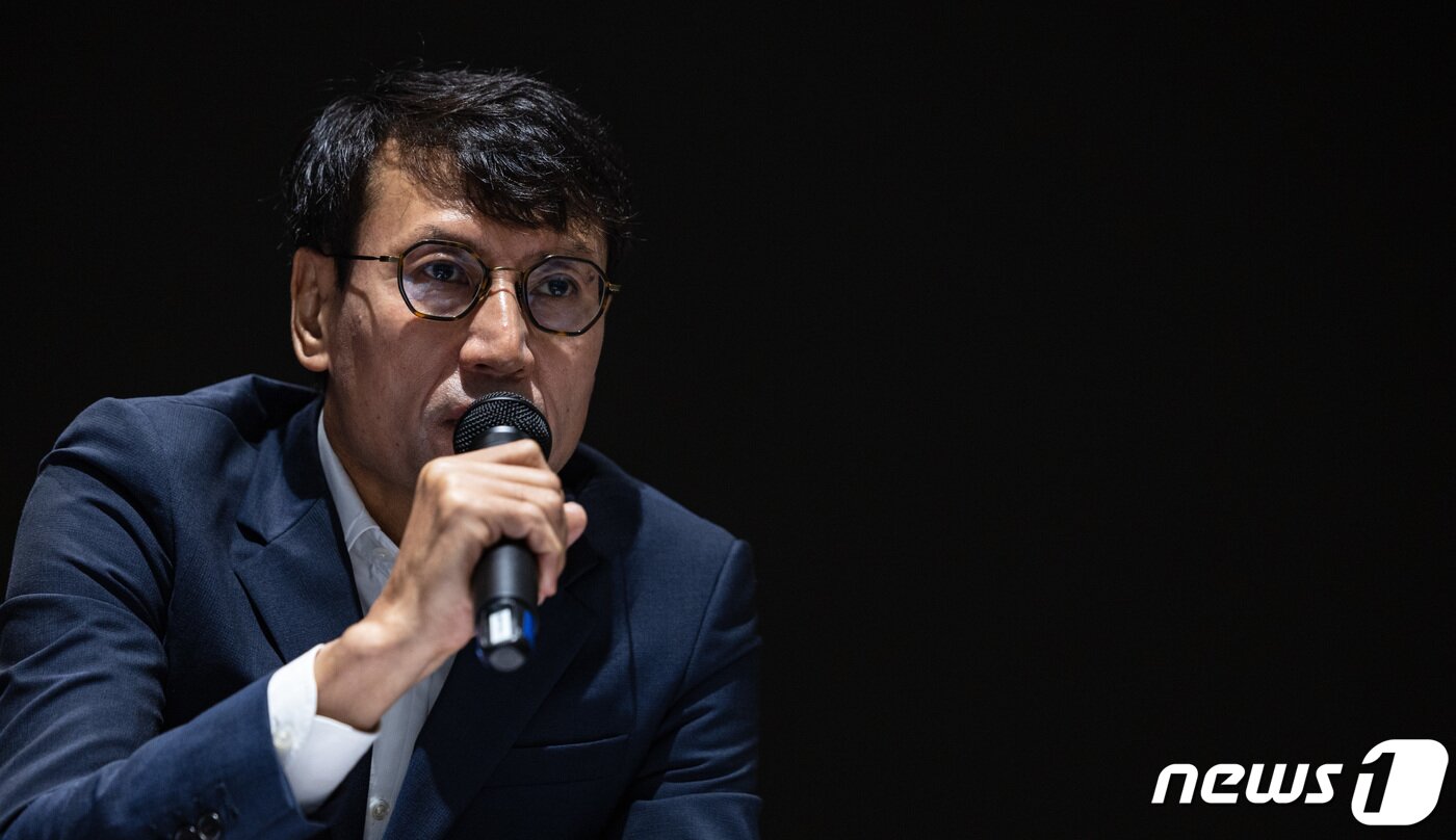 본문 이미지 - 홍은택 카카오 대표가 지난해 10월 19일 오전 경기도 성남시 판교 카카오 아지트에서 열린 '데이터센터 화재로 인한 장애' 관련 대국민 기자회견 도중 취재진 질문에 답하고 있다. (공동취재) 2022.10.19/뉴스1 ⓒ News1 민경석 기자