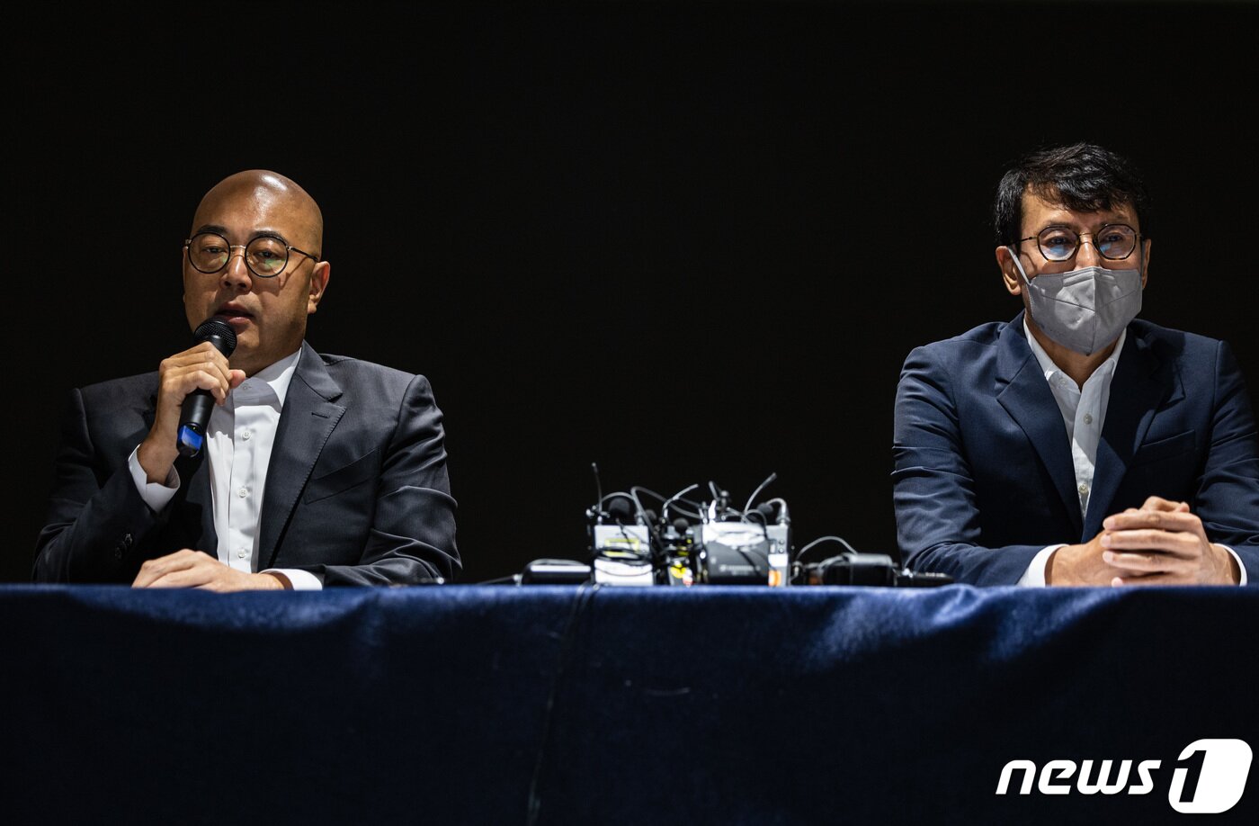 본문 이미지 - 남궁훈(왼쪽), 홍은택 카카오 각자대표가 19일 오전 경기도 성남시 판교 카카오 아지트에서 열린 '데이터센터 화재로 인한 장애' 관련 대국민 기자회견에서 향후 대책을 발표하고 있다. (공동취재) 2022.10.19/뉴스1 ⓒ News1 민경석 기자