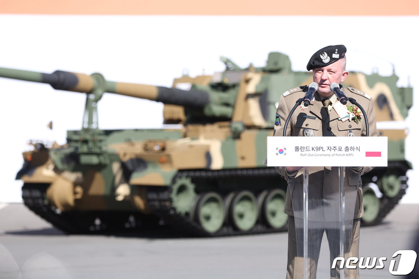 본문 이미지 - 마치에이 야브원스키 폴란드 육군사령관이 지난10월 19일 한화디펜스 창원 1사업장에서 열린 폴란드 수출 K9 자주포 초도물량 24문에 대한 출하식에서 축사하고 있다. &#40;한화디펜스 제공&#41; 2022.10.19/뉴스1