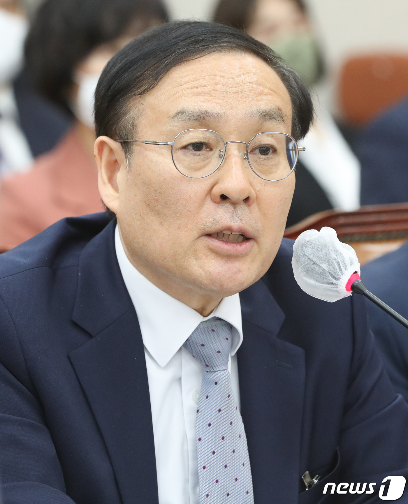 (서울=뉴스1) 허경 기자 = 오세정 서울대학교 총장이 19일 서울 여의도 국회에서 열린 교육위원회의 국립대학법인 서울대학교, 인천대학교 등에 대한 국정감사에서 의원들의 질의에 답 …