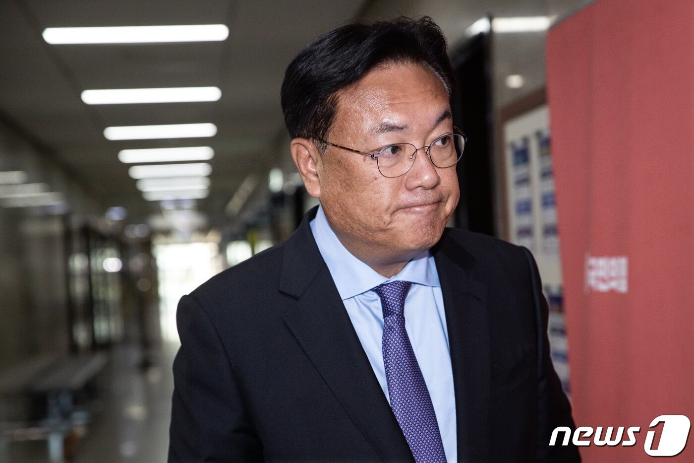 본문 이미지 - 정진석 국민의힘 비상대책위원장이 19일 서울 여의도 국회에서 윤석열 대통령과 당 원외당협위원장 초청 오찬과 관련해 취재진 질문에 답한 후 비대위원장실로 들어서고 있다. 2022.10.19/뉴스1 ⓒ News1 유승관 기자