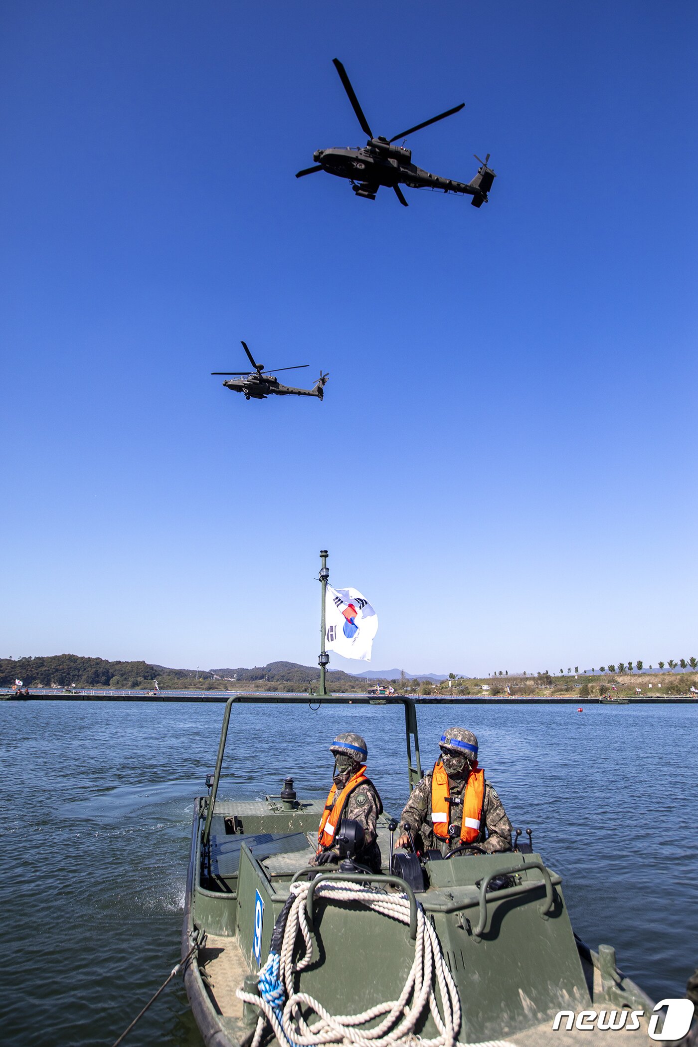 본문 이미지 - 19일 경기도 여주시 남한강 일대에서 호국훈련 일환으로 열린 한미연합 제병협동 도하훈련에서 아파치헬기의 공중경계 하에 육군제7기동군단 장병들이 부교를 구축하고 있다. (육군 제공) 2022.10.19/뉴스1