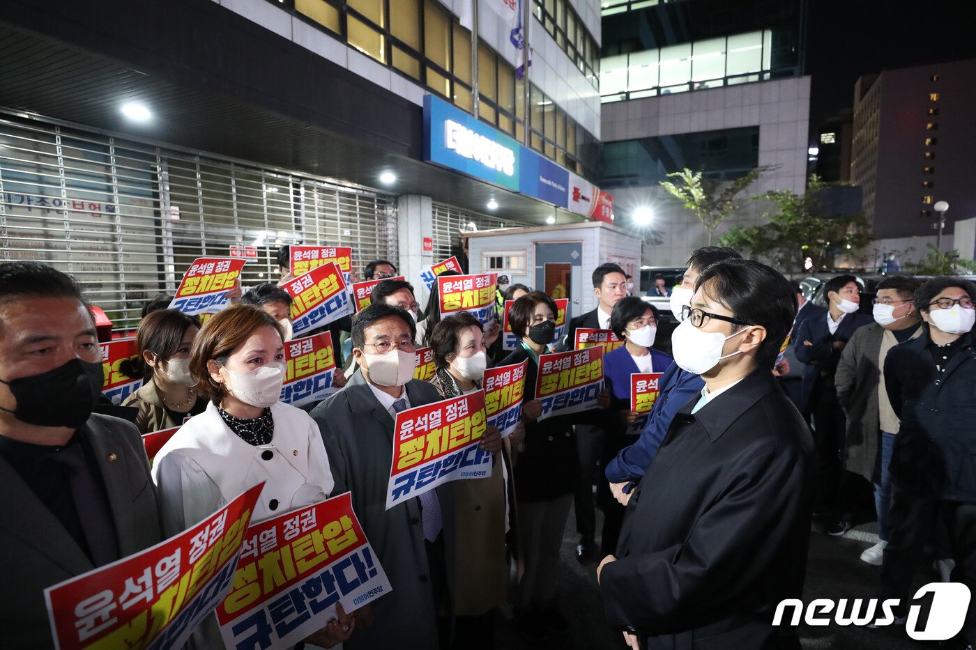 본문 이미지 - 더불어민주당 의원들이 19일 서울 여의도 중앙당사 앞에서 민주연구원 압수수색에 나선 검찰 관계자들과 대치하고 있다. (공동취재) 2022.10.19/뉴스1 ⓒ News1 이재명 기자