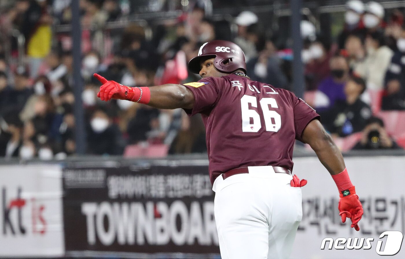 본문 이미지 - 19일 오후 경기 수원시 장안구 KT위즈파크에서 열린 ‘2022 신한은행 SOL KBO 포스트시즌’ 준플레이오프 3차전 키움 히어로즈와 KT 위즈의 경기 1회초 2사 1,2루 상황에서 키움 푸이그가 3점홈런을 친 후 기뻐하고 있다. 2022.10.19/뉴스1 ⓒ News1 김영운 기자