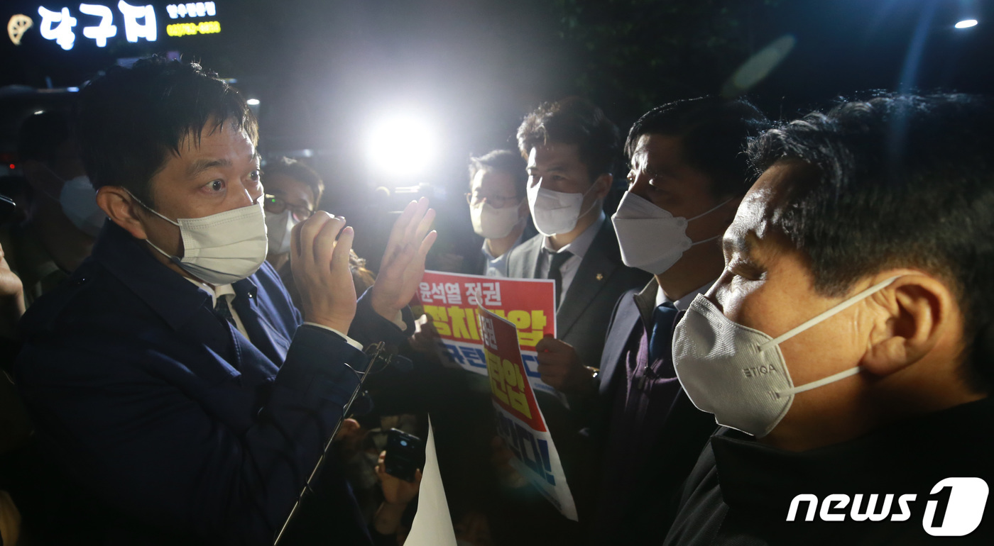 (서울=뉴스1) 이재명 기자 = 더불어민주당 의원들이 19일 오후 서울 여의도 중앙당사 앞에서 민주연구원 압수수색에 나선 검찰 관계자들과 대치하고 있다. (공동취재) 2022.10 …