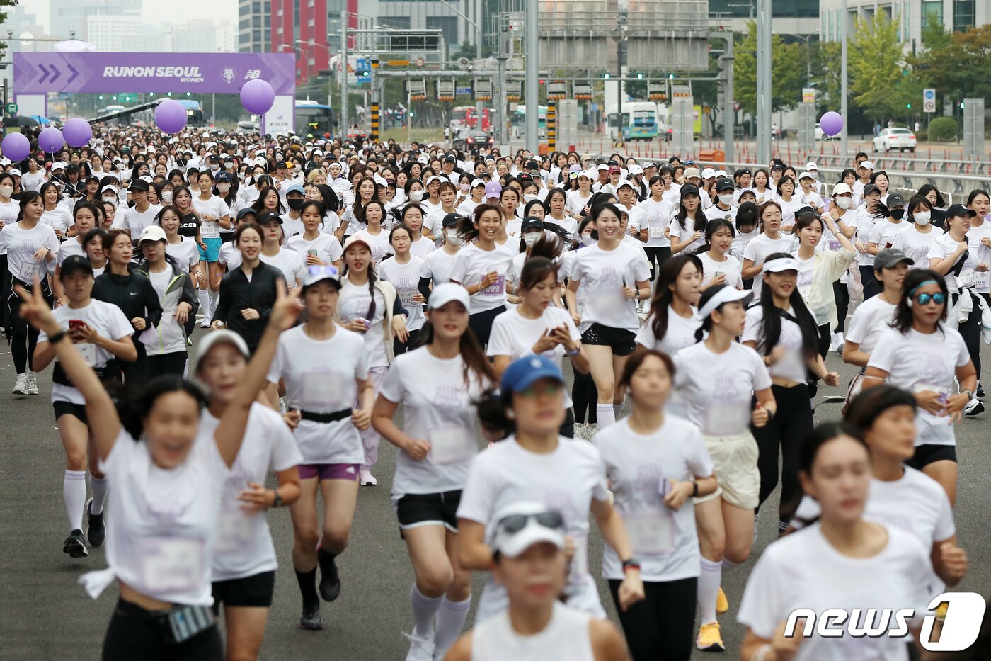 본문 이미지 - 2일 오전 서울 영등포구 여의도 여의대로에서 열린 뉴발란스 글로벌 러닝대회 '2022 런온 서울 우먼스'에서 참가자들이 힘차게 출발하고 있다. 2022.10.2/뉴스1 ⓒ News1 민경석 기자