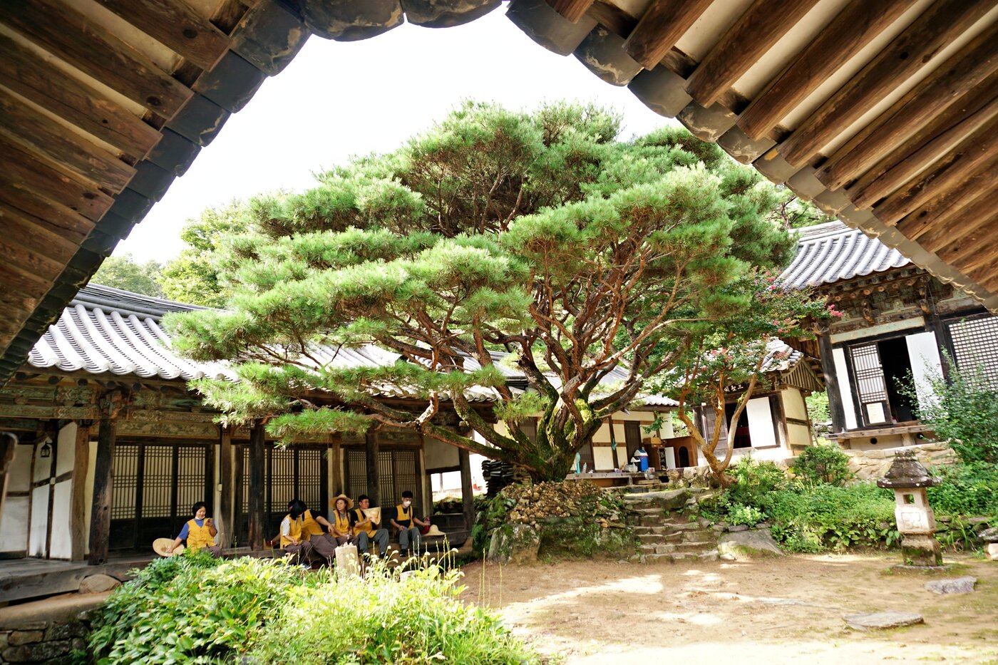 본문 이미지 - 봉정사 영산암 마당 정원&#40;한국관광공사 제공&#41;