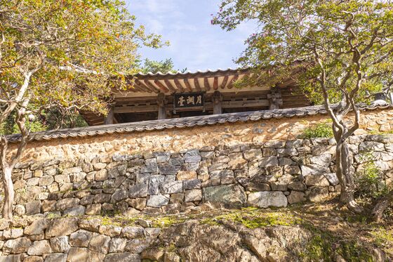 석축 아래에서 올려다 본 월연대(한국관광공사 제공)