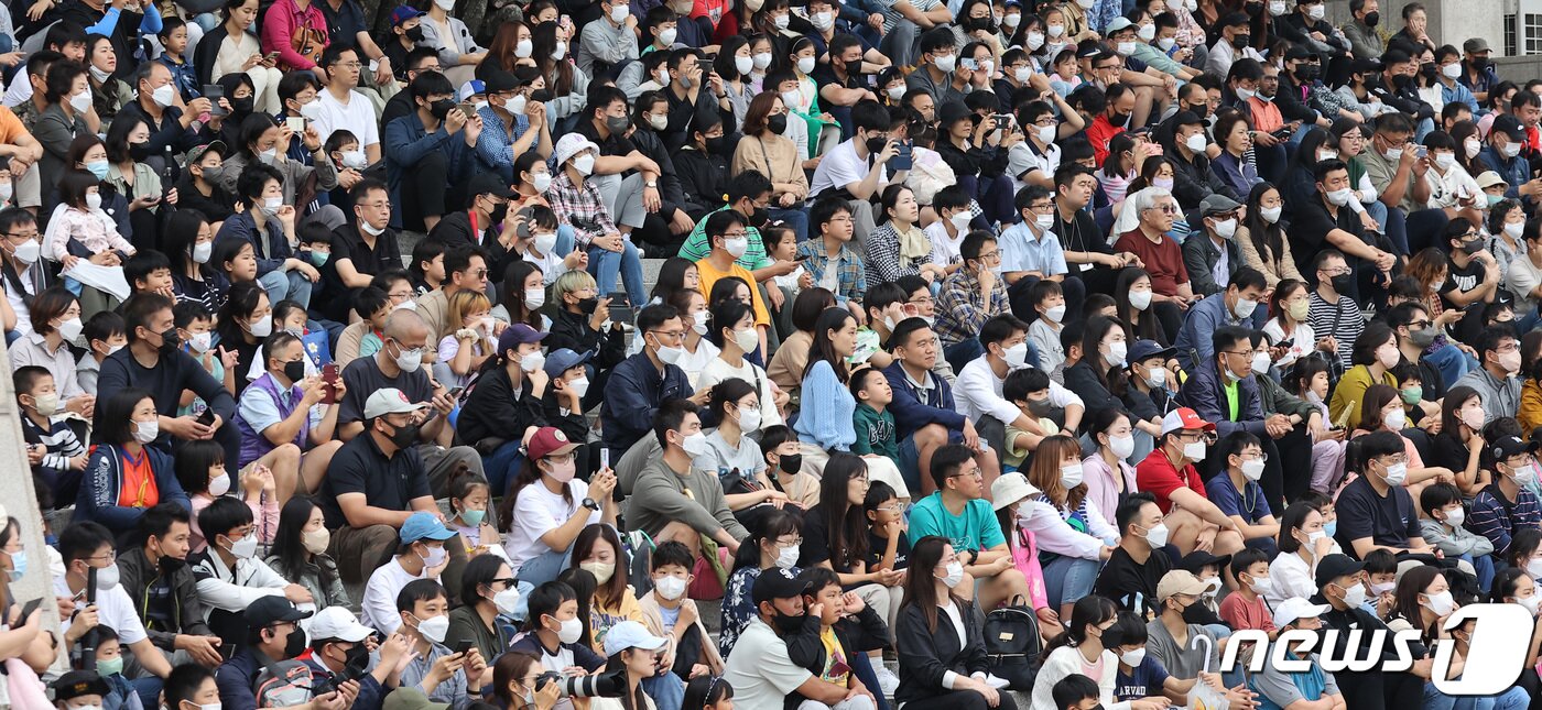 본문 이미지 - 2일 서울 용산구 전쟁기념관을 찾은 일부 시민들이 마스크를 벗은 채 K-밀리터리 페스티벌의 일환으로 진행되는 공연을 관람하고 있다. 2022.10.2/뉴스1 ⓒ News1 조태형 기자
