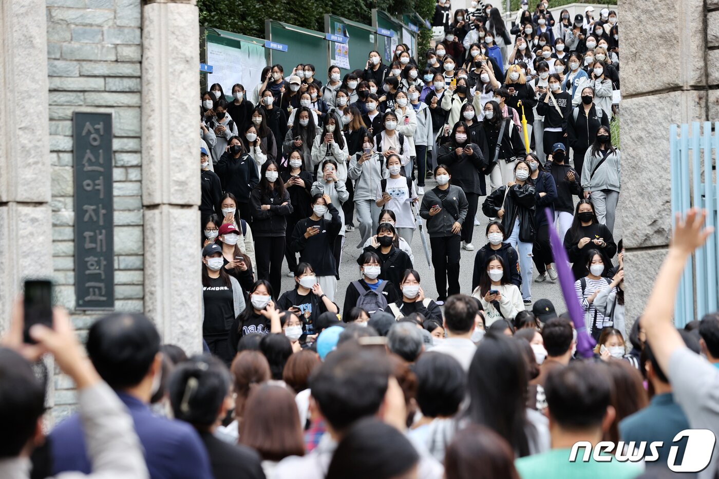 본문 이미지 - 서울 성북구 성신여자대학교에서 열린 2023학년도 수시모집 논술고사(인문계)를 마친 수험생들이 고사장을 나서고 있다. 2022.10.2/뉴스1 ⓒ News1 이광호 기자