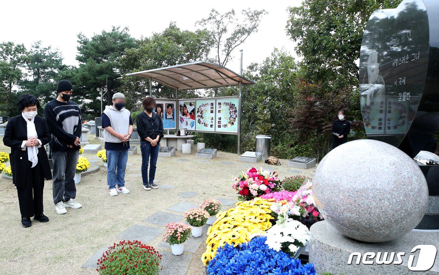 본문 이미지 - 故 최진실의 아들인 가수 최환희(왼쪽 두 번째)가 고인의 14주기인 2일 오전 경기도 양평군 갑산공원묘원을 찾아 어머니를 위한 기도를 하고 있다. 2022.10.2/뉴스1 ⓒ News1 권현진 기자