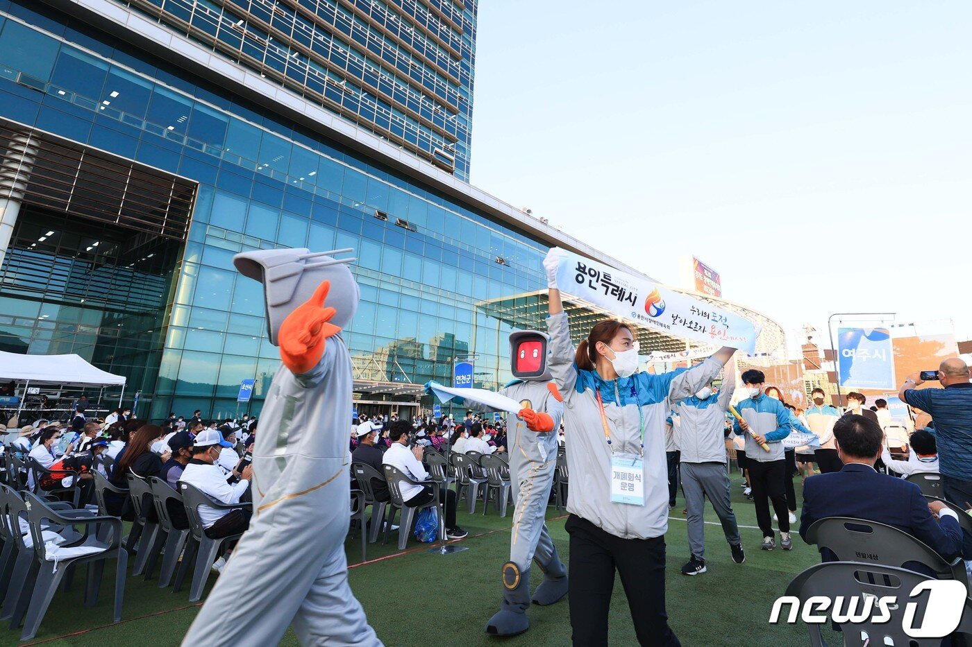 본문 이미지 - 지난 9월 1~3일 열린 '제12회 경기도장애인체육대회 2022 용인' 개막식에서 용인시 선수단이 입장하고 있는 모습.(용인시 제공)