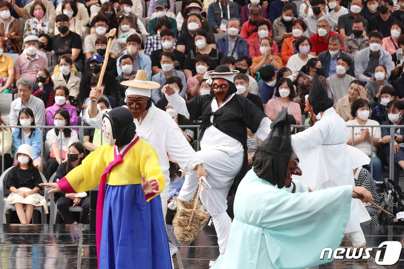 본문 이미지 - 지난해 열린 안동국제탈춤페스티벌. 2022.10.2/뉴스1 ⓒ News1 공정식 기자