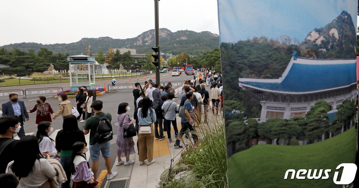 본문 이미지 - 개천절까지 이어지는 연휴 둘째 날인 2일 서울 종로구 청와대를 찾은 시민들이 경내에 들어가기 위해 줄을 서고 있다. 문화재청은 이날 오전 10시 35분 청와대 개방 146일 만에 누적 관람객이 200만 명을 돌파했다고 밝혔다. 2022.10.,2/뉴스1 ⓒ News1 장수영 기자