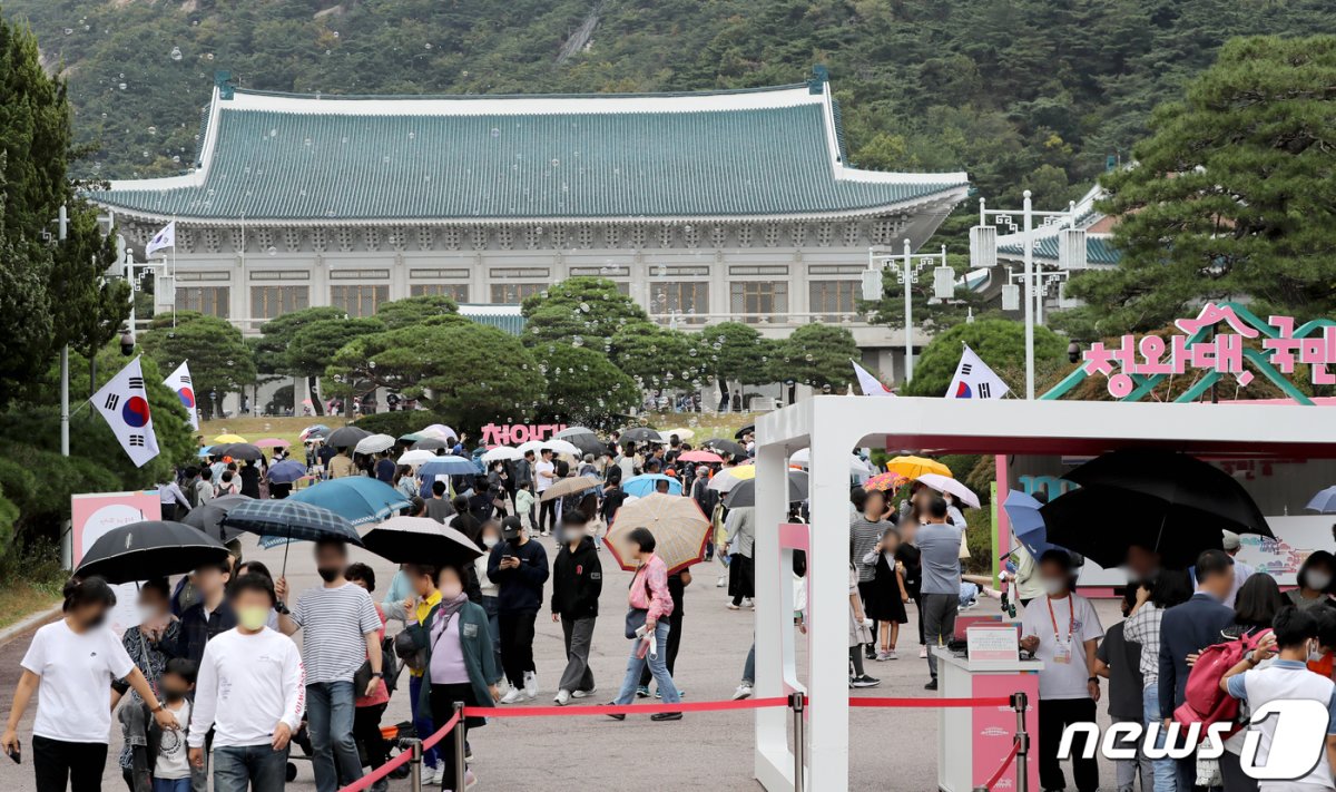서울 종로구 청와대를 찾은 시민들이 청와대 경내를 관람하고 있다.  2022.10.,2/뉴스1 © News1 장수영 기자