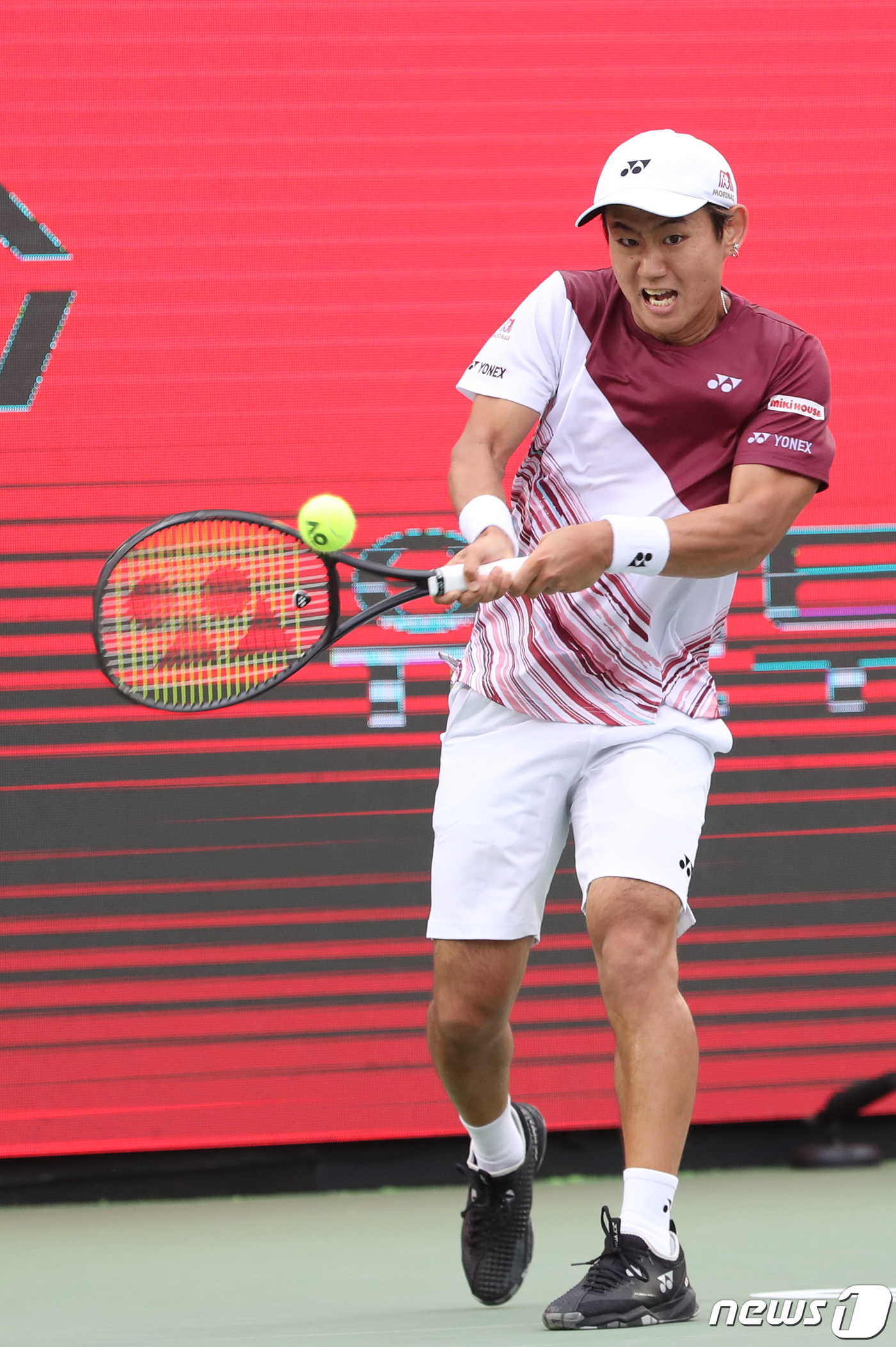 (서울=뉴스1) 송원영 기자 = 니시오카 요시히토(일본)가 2일 서울 송파구 올림픽공원 테키스코트에서 열린 '남자프로테니스(ATP) 투어 유진투자증권 코리아오픈' 단식 결승에서 데 …