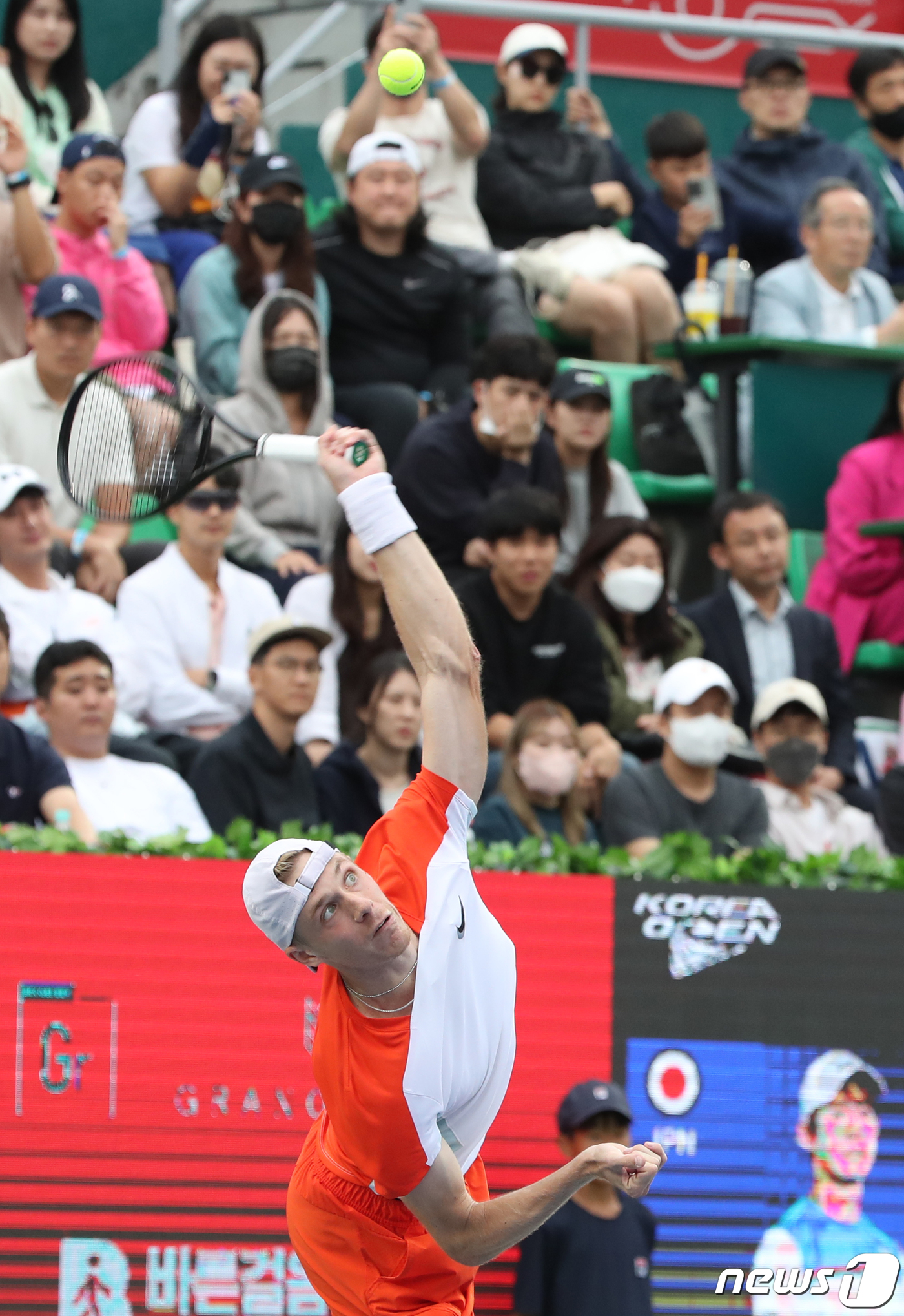 (서울=뉴스1) 송원영 기자 = 데니스 샤포발로프(캐나다)가 2일 서울 송파구 올림픽공원 테키스코트에서 열린 '남자프로테니스(ATP) 투어 유진투자증권 코리아오픈' 단식 결승에서 …
