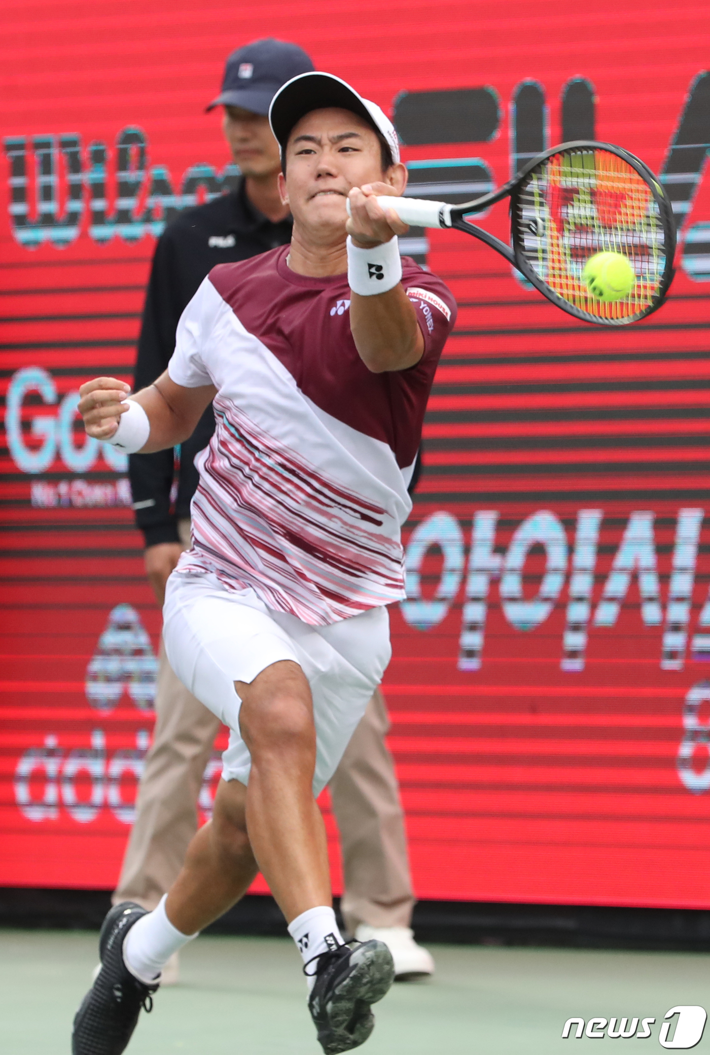 (서울=뉴스1) 송원영 기자 = 니시오카 요시히토(일본)가 2일 서울 송파구 올림픽공원 테키스코트에서 열린 '남자프로테니스(ATP) 투어 유진투자증권 코리아오픈' 단식 결승에서 데 …