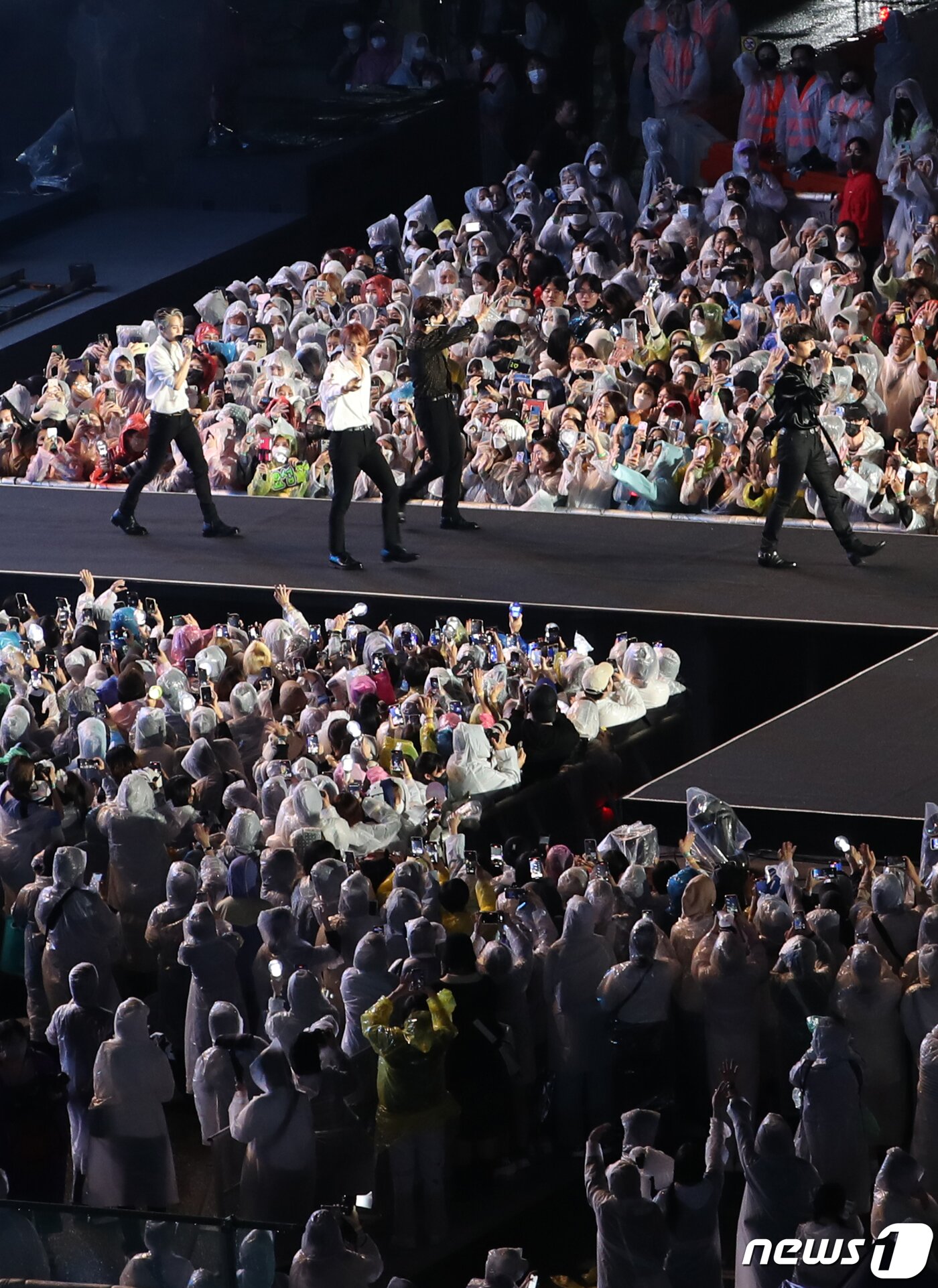 본문 이미지 - 2일 오후 서울 강남구 영동대로 특설무대에서 열린 한류 콘서트 ‘영동대로 K-POP 콘서트’에서 하이라이트가 화려한 무대를 선보이고 있다. 2022.10.2./뉴스1 ⓒ News1 권현진 기자