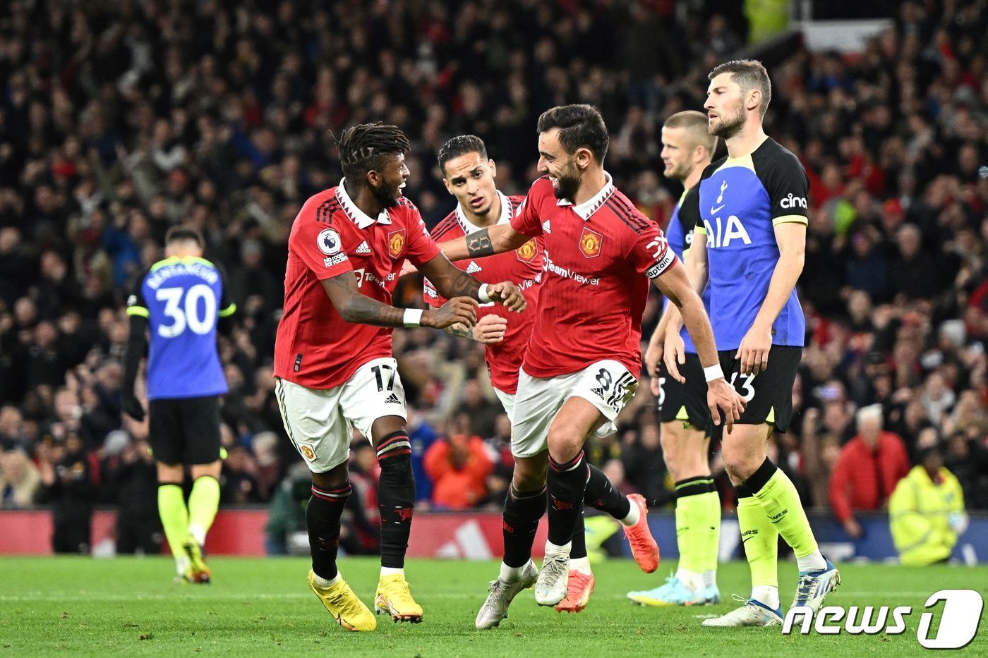 본문 이미지 - 맨유와 토트넘의 경기 모습 ⓒ AFP=뉴스1