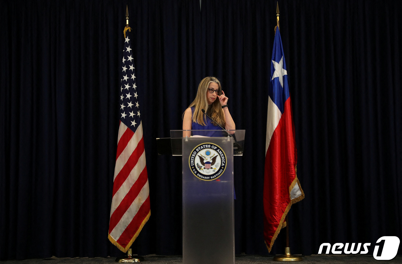 (산티아고 로이터=뉴스1) 한병찬 기자 = 19일(현지시간) 칠레 산티아고에서 베르나데트 미한 주칠레 미국대사가 기자회견에 참석한 모습이다.ⓒ 로이터=뉴스1