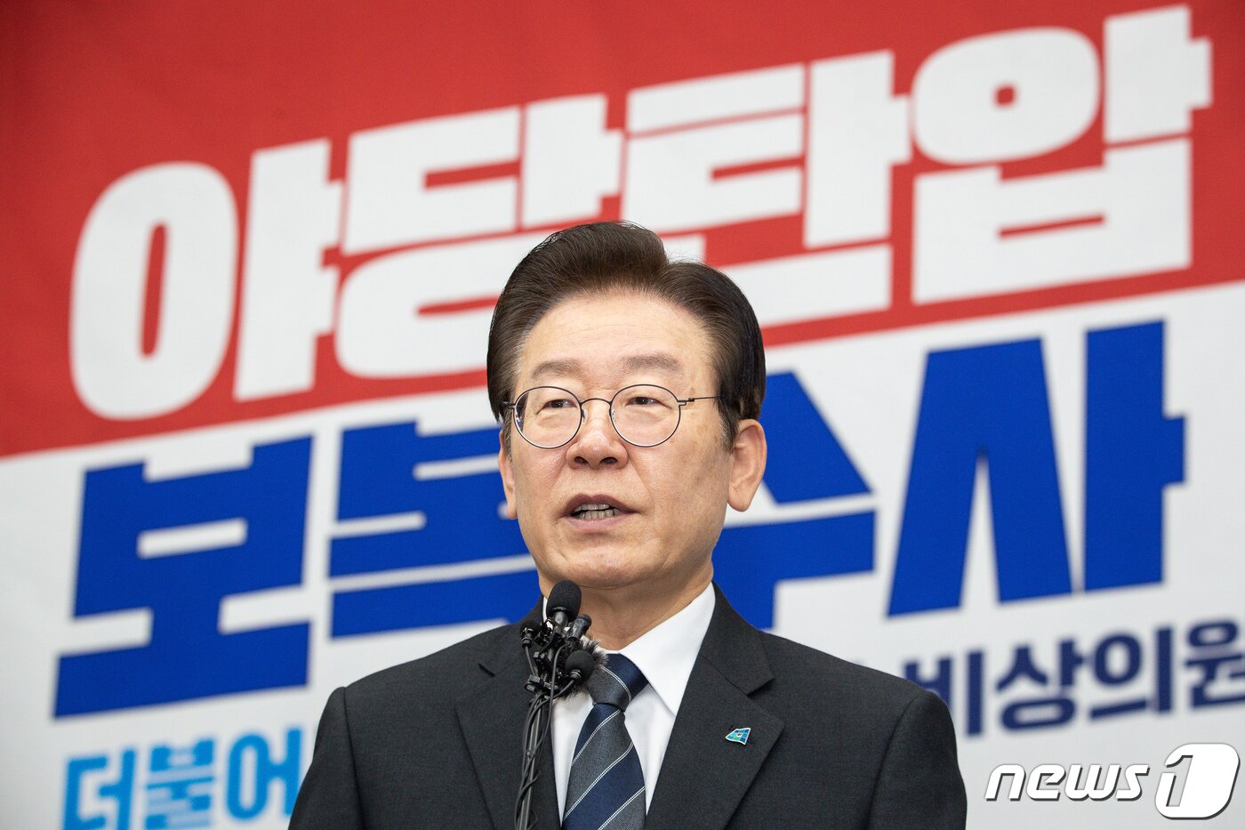 본문 이미지 - 이재명 더불어민주당 대표가 20일 서울 여의도 국회에서 열린 긴급 의원총회에서 모두 발언을 하고 있다. 민주당은 전날(19일) 검찰이 민주연구원에 대해 압수수색을 시도하자 '국정감사 전면 중단'을 선언하고 당 소속 의원들을 총동원해 당사 앞에서 8시간여 동안 검찰과 대치했다. 2022.10.20/뉴스1 ⓒ News1 유승관 기자