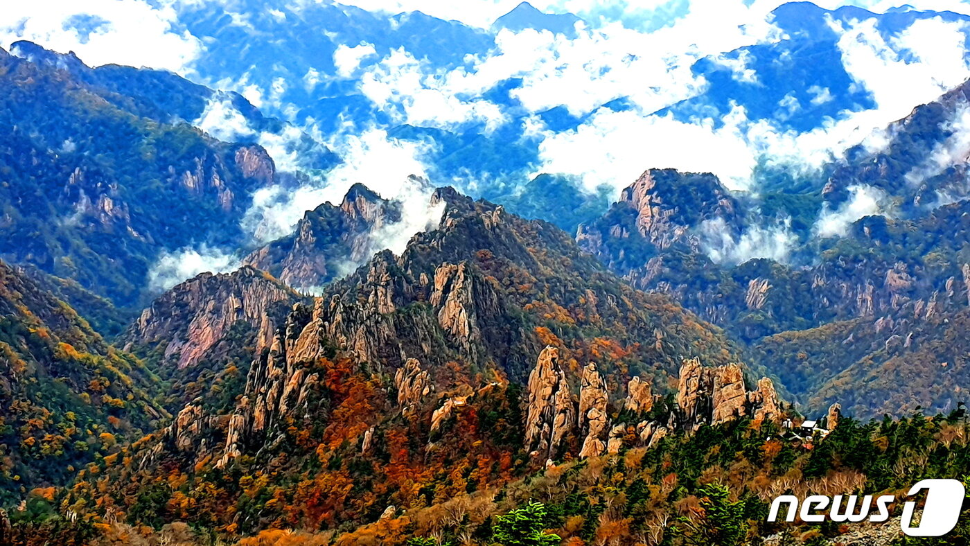 소청대피소에서 내려다 본 내설악. 왼쪽 구곡담계곡, 가운데 용아장성, 오른쪽 가야동계곡. 사진 박용환