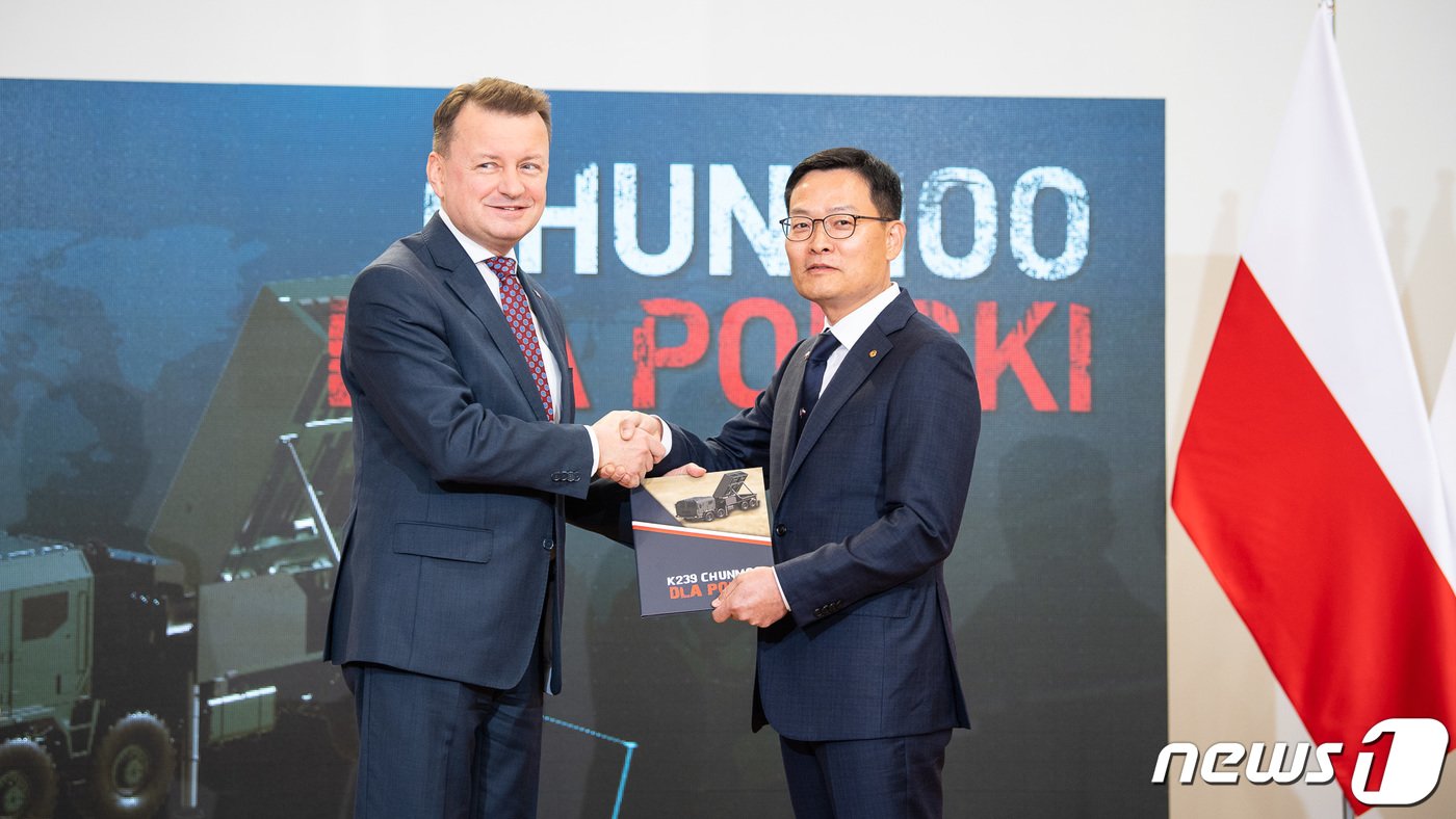 본문 이미지 - 손재일 한화디펜스 대표이사와 마리우시 브와슈차크 폴란드 국방부장관이 19일(현지시간) 폴란드 바르샤바에서 '천무' 다연장로켓 발사대 288대와 유도탄 수출을 위한 기본계약(Framework Contract)을 체결하고 있다. (폴란드 국방부 제공) 2022.10.20/뉴스1