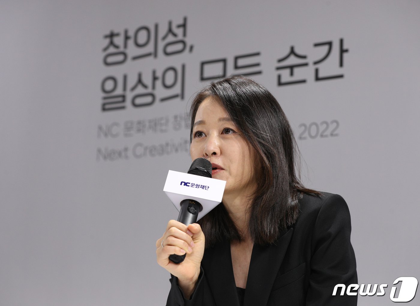 본문 이미지 - 윤송이 NC문화재단 이사장이 20일 오전 서울 종로구 동숭동 NC문화재단에서 열린 재단 창립 10주년 컨퍼런스에서 약식 기자간담회를 하고 있다. 2022.10.20/뉴스1 ⓒ News1 신웅수 기자