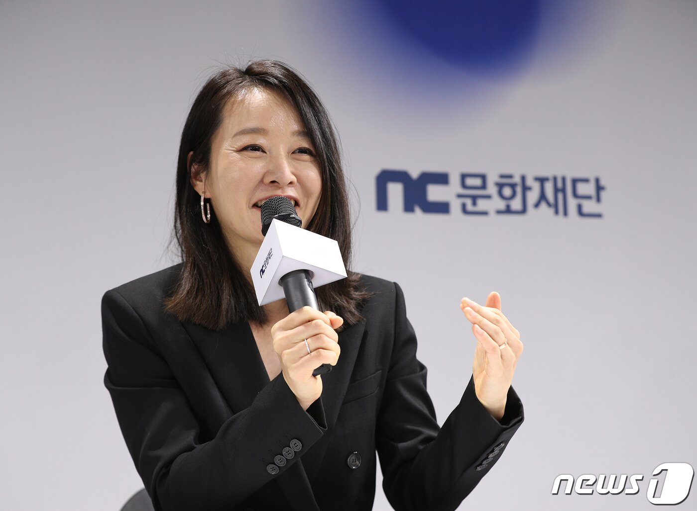 본문 이미지 - 윤송이 NC문화재단 이사장이 20일 오전 서울 종로구 동숭동 NC문화재단에서 열린 재단 창립 10주년 컨퍼런스에서 약식 기자간담회를 하고 있다. 2022.10.20/뉴스1 ⓒ News1 신웅수 기자
