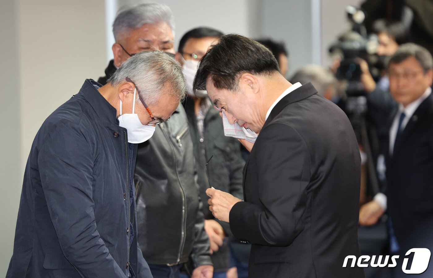 본문 이미지 - 김동연 경기도지사가 20일 서울 중구 진실·화해를 위한 과거사정리위원회에서 열린 선감학원 아동 인권침해 사건 진실규명 결정 발표 기자회견에서 피해자들에게 사과와 위로의 인사를 하고 있다. (공동취재) 2022.10.20/뉴스1 ⓒ News1 이승배 기자