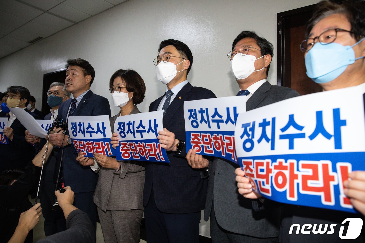 본문 이미지 - 국회 법제사법위원회 야당 간사인 기동민 의원을 비롯한 더불어민주당 의원들이 20일 서울 여의도 국회 법사위 회의실 앞에서 기자회견을 열고 조건부 국정감사 복귀를 밝히며 '정치수사 중단'을 촉구하고 있다. 2022.10.20/뉴스1 ⓒ News1 유승관 기자