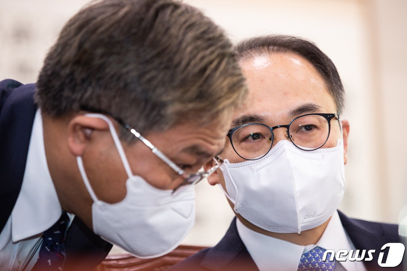 본문 이미지 - 이원석 검찰총장이 20일 서울 여의도 국회에서 열릴 예정인 법제사법위원회의 대검찰청에 대한 국정감사에 출석해 신봉수 대검 반부패·강력부장과 대화를 나누고 있다. 2022.10.20/뉴스1 ⓒ News1 유승관 기자