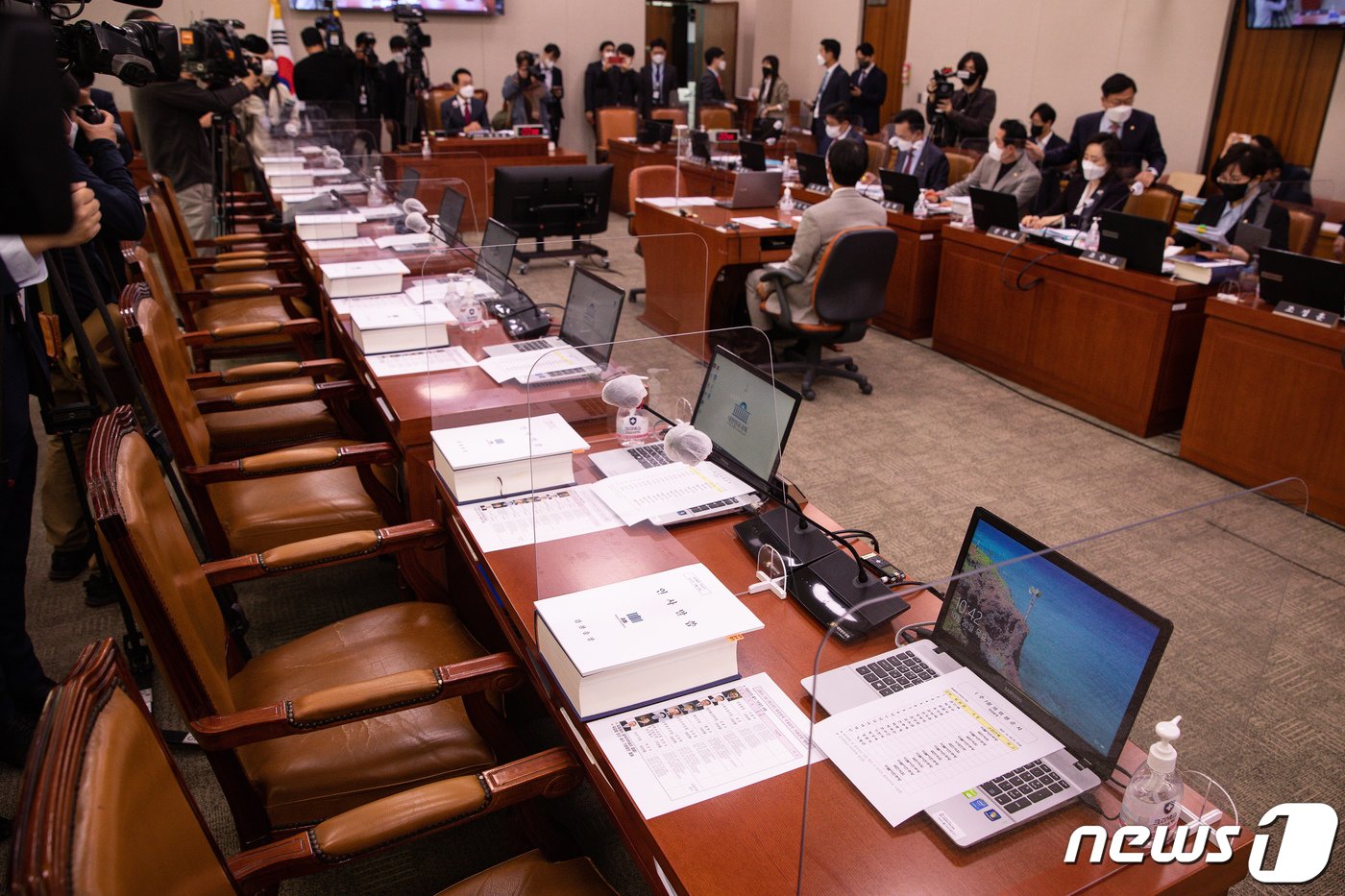 김도읍 국회 법제사법위원장과 국민의힘 의원들이 20일 서울 여의도 국회에서 열릴 예정인 법제사법위원회의 대검찰청에 대한 국정감사에서 더불어민주당 의원들을 기다리고 있다. 2022.10.20/뉴스1 ⓒ News1 유승관 기자