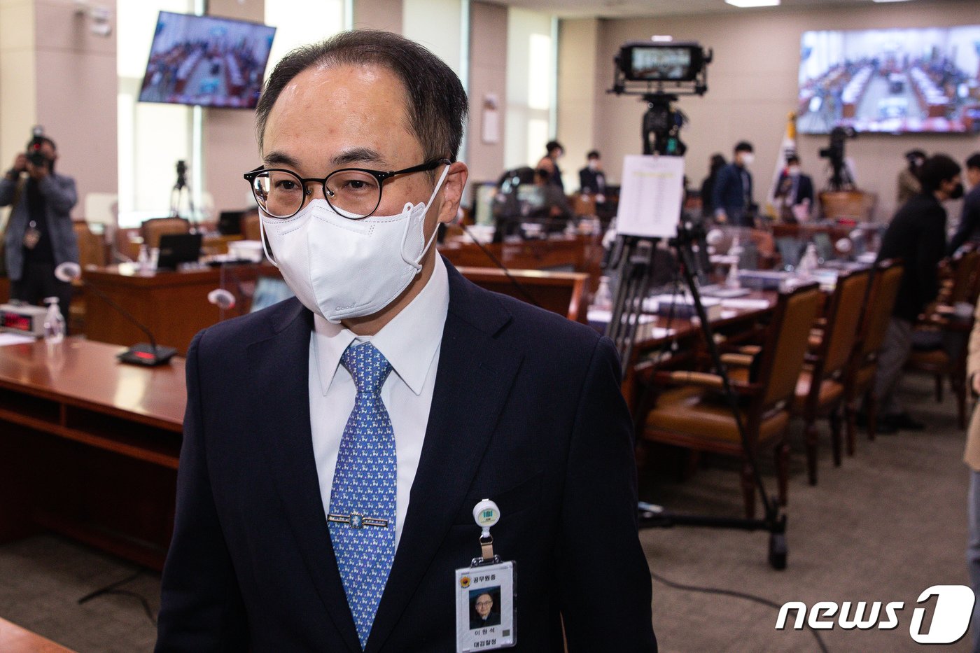 이원석 검찰총장이 20일 서울 여의도 국회에서 열릴 예정인 법제사법위원회의 대검찰청에 대한 국정감사에 출석해 감사 개시를 기다리다 더불어민주당 의원들이 불참하자 회의장을 나서고 있다. 2022.10.20/뉴스1 ⓒ News1 유승관 기자