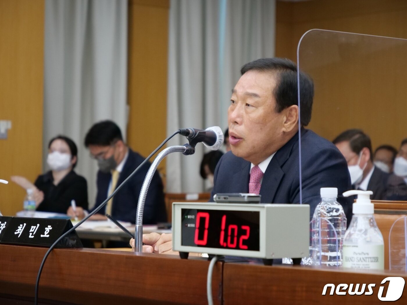 본문 이미지 - 20일 오전 대전시청 대회의실에서 열린 국회 행정안전위원회의 세종시청 국정감사에서 최민호 세종시장이 의원들의 질의에 대답을 하고 있다. (세종시청 공동취재단) ⓒ뉴스1 