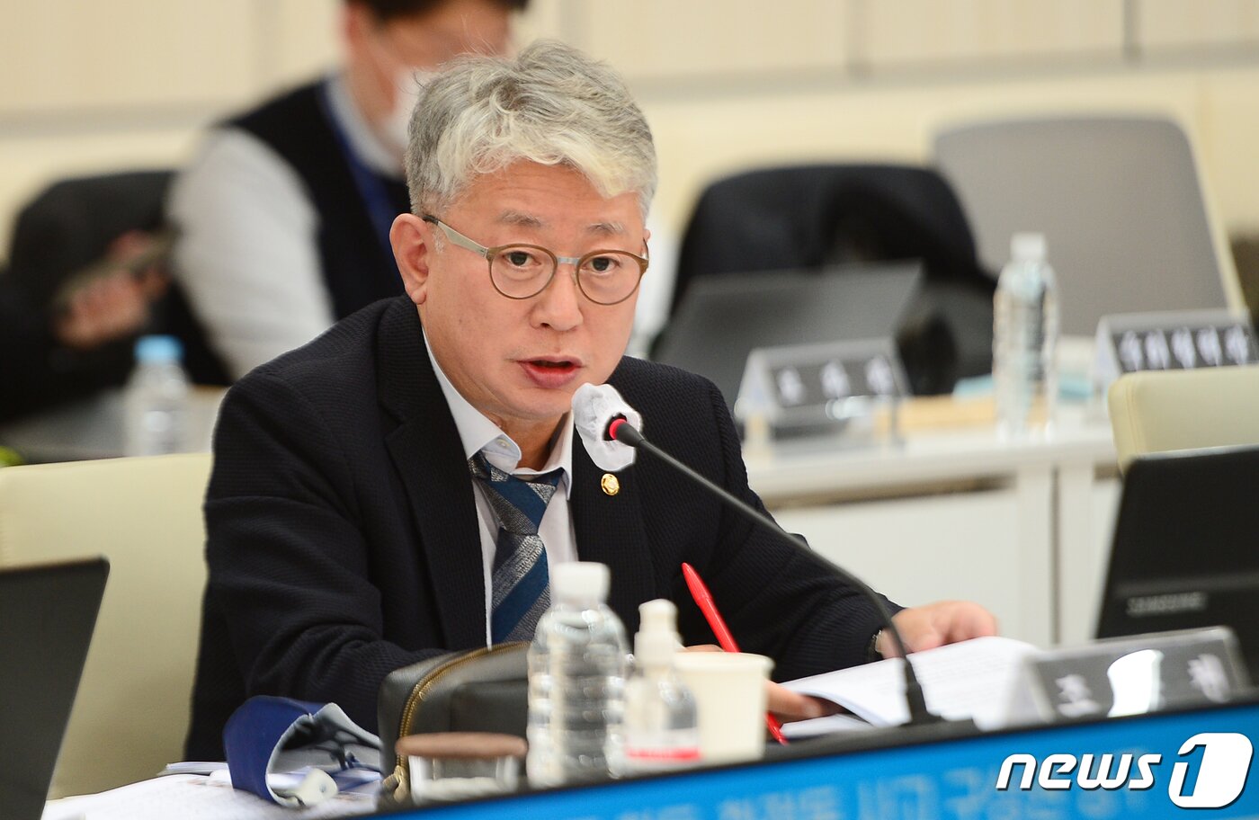본문 이미지 - 조응천 더불어민주당 의원이 지난해 10월20일 광주시청 중회의실에서 열린 국회 행정안전위원회의 광주시 국정감사에서 화정현대아이파크 아파트 붕괴 사고와 관련 질의를 하고 있다.2022.10.20/뉴스1 ⓒ News1 박준배 기자